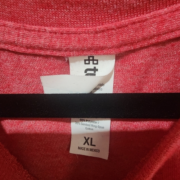 Red tshirt - Picture 3 of 3